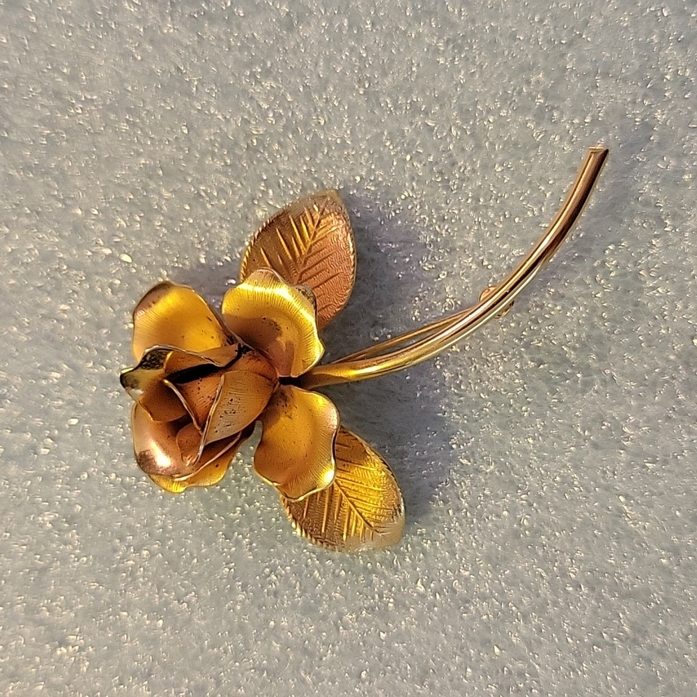 Giovanni gold tone rose brooch